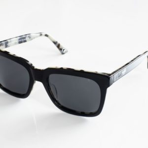 Paire de lunettes de soleil femme noir modèle VPF1