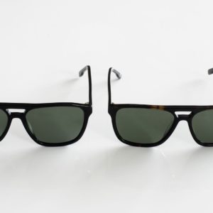 2 paia di occhiali da sole affiancati neri e tartarugati VPH4