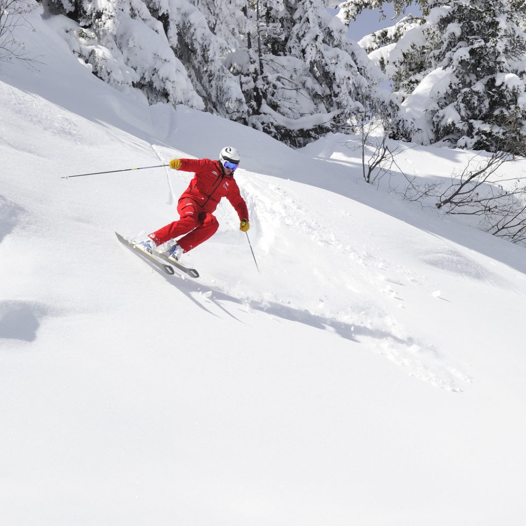esquiador con esquís VRIDE 95